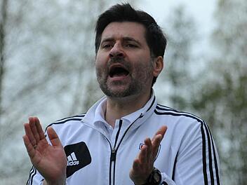 Vergangene Saison schaffte Claudio Eismann als Trainer mit dem ASV Hollfeld als 14. der Tabelle den Klassenerhalt in der Fußball-Bayernliga Nord. Jetzt verlässt er den Verein und schließt sich in der Winterpause dem Kreisligisten SV Mistelgau an. Foto: Peter Mularczyk