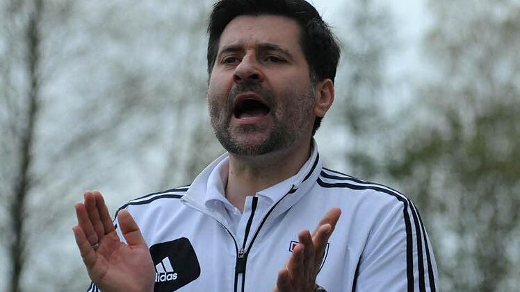 Vergangene Saison schaffte Claudio Eismann als Trainer mit dem ASV Hollfeld als 14. der Tabelle den Klassenerhalt in der Fußball-Bayernliga Nord. Jetzt verlässt er den Verein und schließt sich in der Winterpause dem Kreisligisten SV Mistelgau an. Foto: Peter Mularczyk