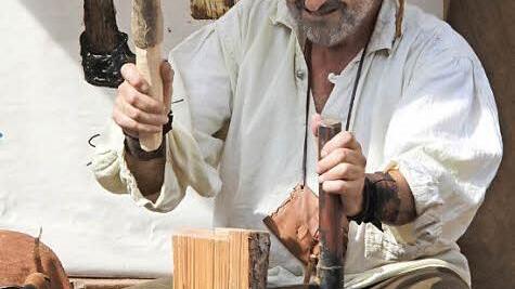 Robert Gagel aus Michelau zeigte, wie man früher Schindeln für Dächer fertigte. Fotos: Tobias Kindermann