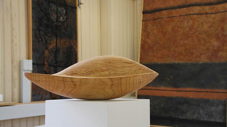 Bilder und Skulpturen harmonieren miteinander.