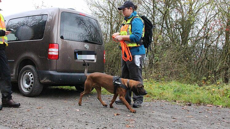 Mit Personenspürhunden verfolgen die Ermittler eine Spur in einem Waldgebiet zwischen Großen- und Kleinbrach Foto: Benedikt Borst