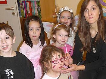 Silvia Ochs beim Kita-Fasching inmitten ihrer neuen Schützlinge  Foto: Pöhlmann