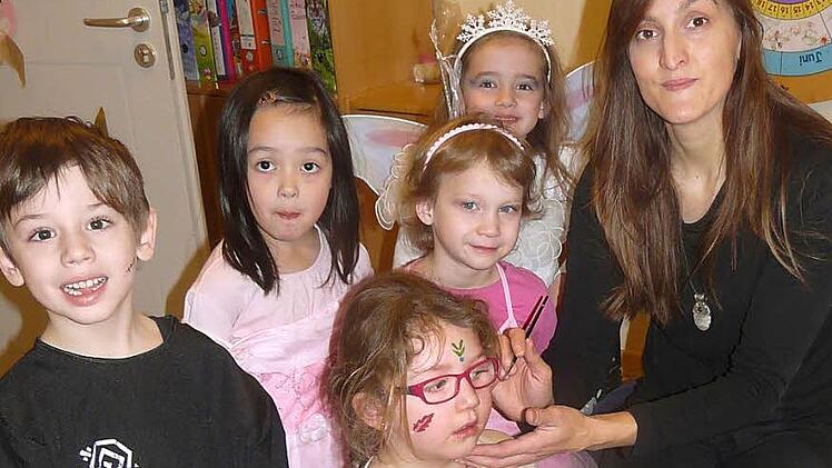 Silvia Ochs beim Kita-Fasching inmitten ihrer neuen Schützlinge  Foto: Pöhlmann