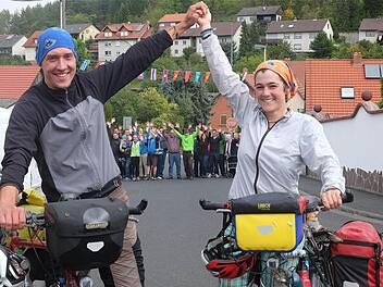 Barbara Mohr und Sebastian Kleinhenz reisten um die halbe Welt. Im Heimatdorf Machtilshausen gab es einen herzlichen Empfang. Fotos: Gerd Schaar