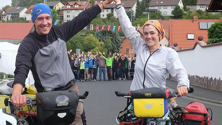 Barbara Mohr und Sebastian Kleinhenz reisten um die halbe Welt. Im Heimatdorf Machtilshausen gab es einen herzlichen Empfang. Fotos: Gerd Schaar
