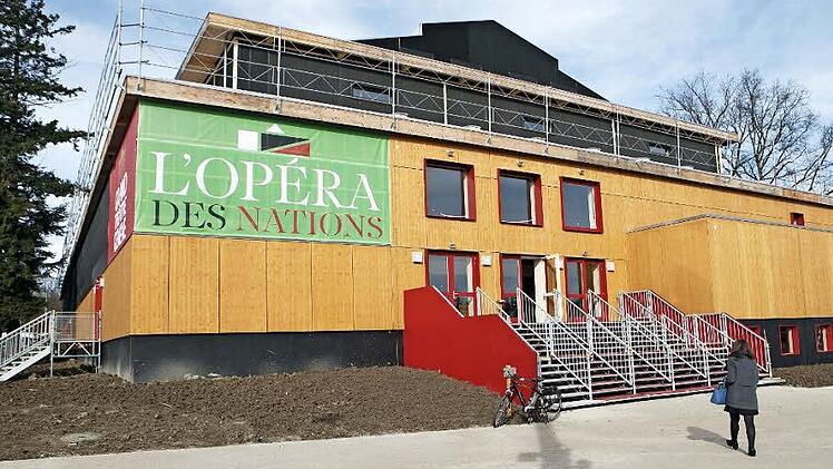 Vorbild für Coburg? In Genf wurde im Februar dieser Holzbau für die "Oper der Nationen" in Betrieb genommen. Hier gastiert während der Restaurierungsarbeiten am eigenen Gebäude das Grande Theatre von Genf. Es ist übrigens der zweite Einsatz des Holzgebäudes. Zuvor diente es der Comedie Francaise in Paris als Ersatzspielstätte und stand im Park des Palais Royal. Foto: Salavatori die Nolfi/DPA