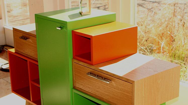 Modern und eigenwillig das bunte Sideboard aus Eiche von Dominique Grumbach aus Ebern.