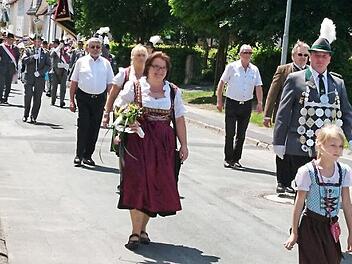 Schützenkönig Günther Lieb und Bürgermeister Hans Pietz mit Martkgemeinderäten führten den Festzug zum Schützenfest am gestrigen Sonntag in Pressig an.  Foto: Karl-Heinz Hofmann