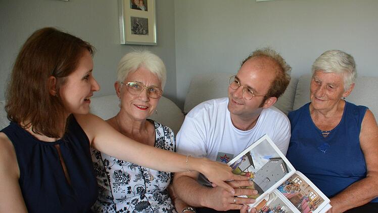 Nach mehr als zehn Jahren haben sie sich wieder gefunden: Manuel (3.v.l.) mit Tante Brigitta Norman (2. v. l.) und Monika Angenendt-Hesselbach (rechts). "Auf diesem Foto habe ich meine Tante Brigitta entdeckt, sagt der 30-Jährige und seine Frau Katrin (links) weiß noch, wie er freudestrahlend zu ihr kam und ihr das Bild zeigte. "Ich bekomme immer noch eine Gänsehaut, wenn ich daran denke," fügt sie an.  Foto: Hanns Friedrich
