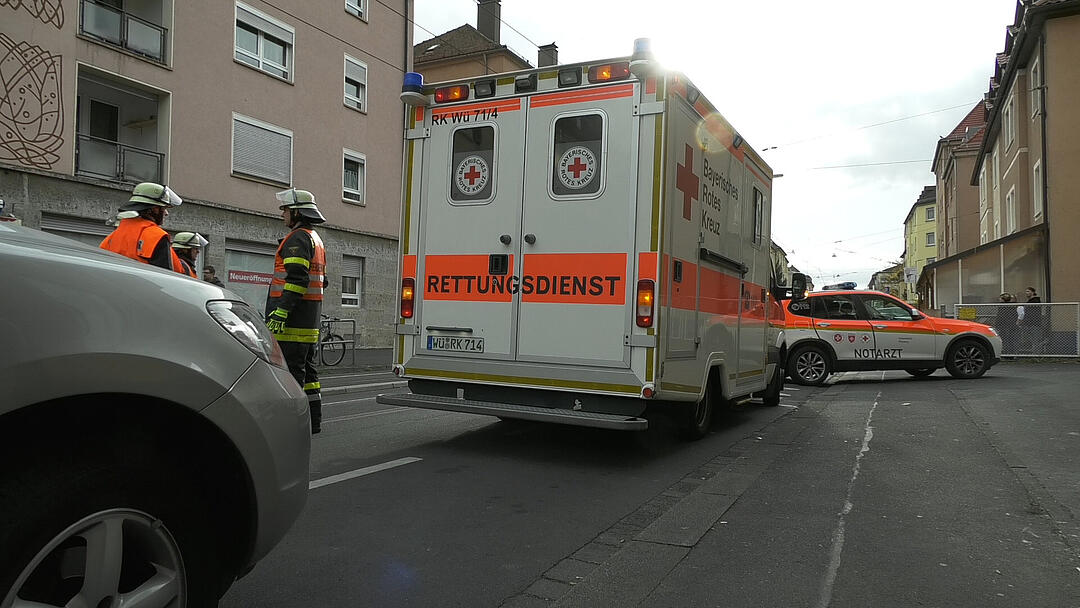 Person eingeklemmt: Rentnerin versuchte einzuparken