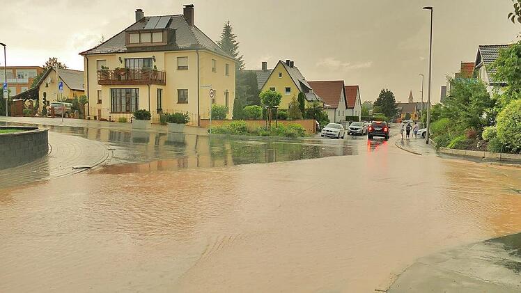 In Adelsdorf hat am Donnerstag ein Unwetter für überflutete Straßen und vollgelaufene Keller gesorgt. Eine Führungsgruppe koordinierte und dokumentierte die Einsätze (unten links). Foto: News5/Oßwald