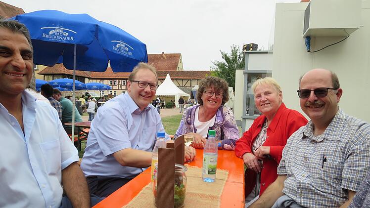 Pfarrer Thomas Eschenbacher ( zweiter von links) konnte als unerwarteten Gast seinen Vorgänger Christian Müssig (rechts) begrüßen, der sich unter die Festbesucher mischte.  Fotos: Barbara Oschmann