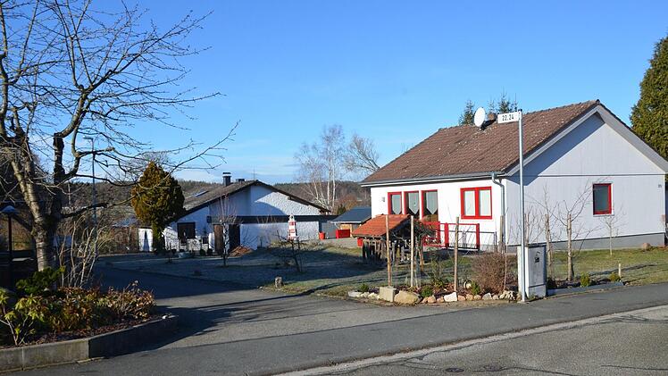 Am Ende dieser Stichstraße befindet sich das Grundstück. Die Nachbarhäuser sind deutlich kleiner.