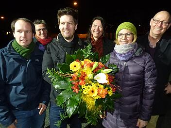 Der Sieger Florian Questel mit Blumenstrauß Foto: Thomas Weichert