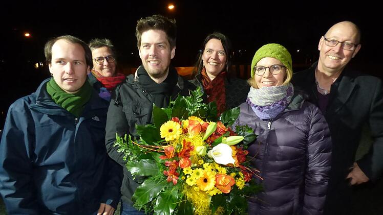 Der Sieger Florian Questel mit Blumenstrauß Foto: Thomas Weichert