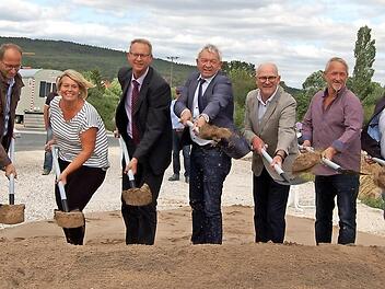 Spatenstich für den neuen Geh- und Radweg mit Landrat Johann Kalb (5, v, l.), Zweiten Bürgermeister Norbert Neundorfer (6. v. l.) sowie Mitgliedern des Frensdorfer Gemeinderats und Vertretern der am Bau beteiligten Firmen und Institutionen Foto: Andrea Spörlein
