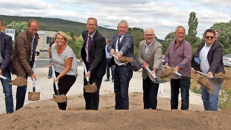 Spatenstich für den neuen Geh- und Radweg mit Landrat Johann Kalb (5, v, l.), Zweiten Bürgermeister Norbert Neundorfer (6. v. l.) sowie Mitgliedern des Frensdorfer Gemeinderats und Vertretern der am Bau beteiligten Firmen und Institutionen Foto: Andrea Spörlein