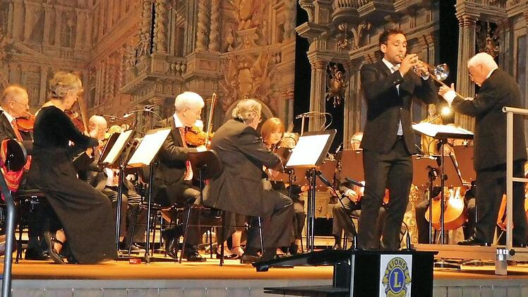 Das Symphonie-Orchester mit einem blendend aufgelegten Trompeter Sebastian Berner Foto: Horst Wunner