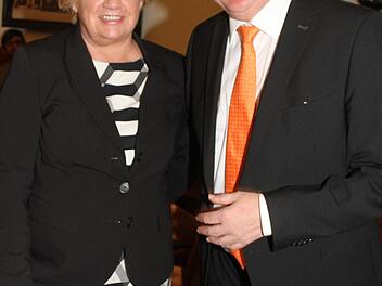 Zuversichtlich und mit Kampfgeist bewirbt sich Landrat Klaus Peter Söllner um eine fünfte Amtszeit. Die Unterstützung seiner Frau Ilse ist ihm gewiss. Foto: Sonny Adam