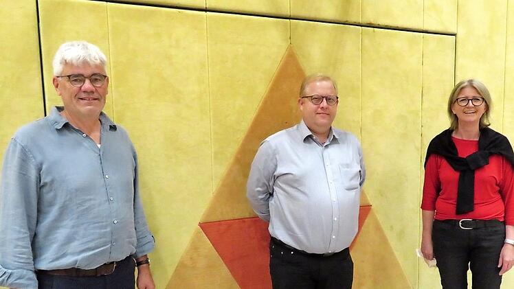 Norman Hümmer (Mitte) ist neuer Ortssprecher von Freiberg. Es gratulierten Bürgermeister Bernhard Storath und die Zweite Bürgermeisterin Gabriele Böhmer. Foto: Monika Schütz