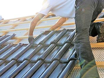 Über die Farbe von Dachziegeln diskutierte der Neudrossenfelder Gemeinderat auch am Montagabend. Symbolbild: Archiv