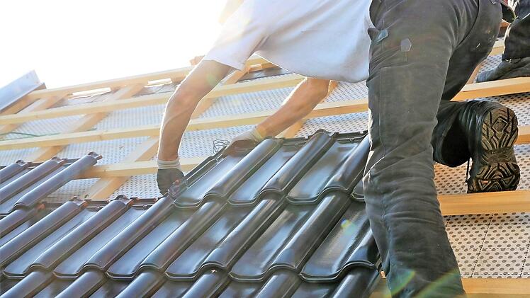 Über die Farbe von Dachziegeln diskutierte der Neudrossenfelder Gemeinderat auch am Montagabend. Symbolbild: Archiv