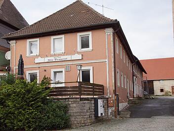 Gleich neben dem Brauhaus steht die ehemalige Gastwirtschaft, die sich Andrea und Olaf Ernst als nächstes Projekt vorgenommen haben.