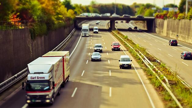 Täglich rollen Millionenen von PKWs und LKWs über die Autobahnen der Bundesrepublik.