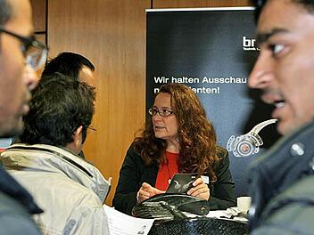 Internationales Interesse: Bei der Firma Brose standen die Studierenden Schlange. Verhandlungssprache war Englisch. Fotos: Christiane Lehmann