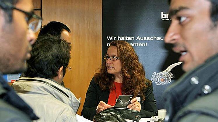 Internationales Interesse: Bei der Firma Brose standen die Studierenden Schlange. Verhandlungssprache war Englisch. Fotos: Christiane Lehmann