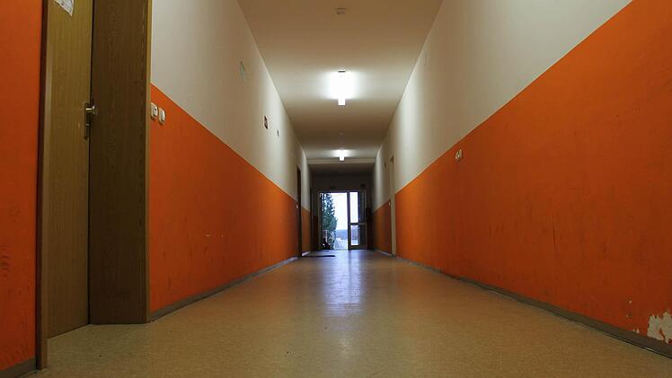 Ein Blick in den Flur der Asylbewerber-Unterkunft in Ebersdorf.  Gerüchte, die Kriminalität sei wegen der Flüchtlinge gestiegen, sind laut Polizei und Bürgermeister falsch. Foto: Martin Kreklau