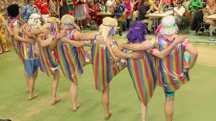 Der Sängerball begeistert die Ballbesucher beim Auftritt des Männerballetts.