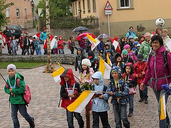 Die kleinen Wallfahrer bei ihrem Zug durch Limbach. Foto: Günther Geiling