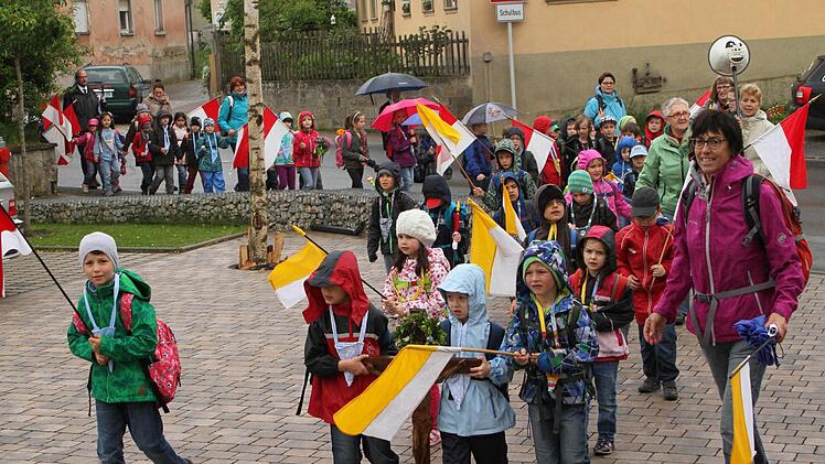 Die kleinen Wallfahrer bei ihrem Zug durch Limbach. Foto: Günther Geiling