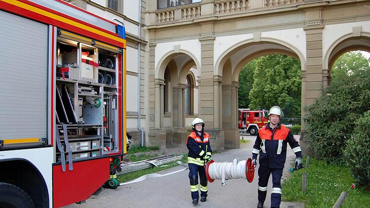 Ein Trupp mit Atemschutzgerät und Werkzeug rückt an