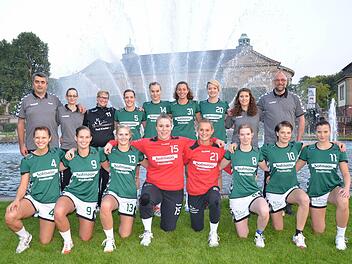 Werbeträger für die Stadt und den Kreis: Unser Bild zeigt die Handballerinnen der SG Garitz/Nüdlingen mit (hinten, von links) Trainer Harun Tucovic, Karin Wehner, Manuela Schäfer, Lisa Wenzke, Julia Albert, Anna-Lena Paech, Frenzy Geis, Verena Metz und Thomas Ahlswede (Physiotherapeut) sowie (vorne, von links) Anna Kleinhenz, Sabrina Kleinhenz, Nina Barnickel, Stephanie Piske, Pia Kunzmann, Carolin Annon, Anne-Lena Früh und Ronja Schwalbe. Es fehlen: Claudia Pfleger, Anna Zimmer und Franziska...