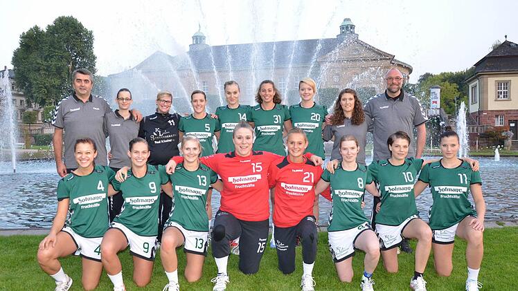 Werbeträger für die Stadt und den Kreis: Unser Bild zeigt die Handballerinnen der SG Garitz/Nüdlingen mit (hinten, von links) Trainer Harun Tucovic, Karin Wehner, Manuela Schäfer, Lisa Wenzke, Julia Albert, Anna-Lena Paech, Frenzy Geis, Verena Metz und Thomas Ahlswede (Physiotherapeut) sowie (vorne, von links) Anna Kleinhenz, Sabrina Kleinhenz, Nina Barnickel, Stephanie Piske, Pia Kunzmann, Carolin Annon, Anne-Lena Früh und Ronja Schwalbe. Es fehlen: Claudia Pfleger, Anna Zimmer und Franziska...