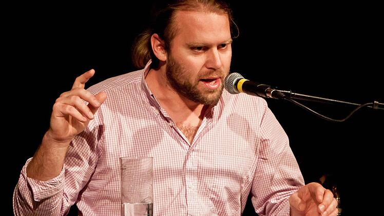 Tubist Andreas Hofmeir stellte sich als Autor vor.  Foto: Jochen Berger