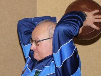 Kräftig ausholen und dann mit viel Kraft: Günter Steppert schaffte es, den Medizinball in der Kategorie "Kraft" 9,32 Meter nach vorne zu werfen. Der 67-Jährige Ebelsbacher legte bereits zum 32. Mal das Deutsche Leistungssportabzeichen ab. Foto: Ralf Naumann