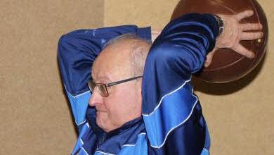 Kräftig ausholen und dann mit viel Kraft: Günter Steppert schaffte es, den Medizinball in der Kategorie "Kraft" 9,32 Meter nach vorne zu werfen. Der 67-Jährige Ebelsbacher legte bereits zum 32. Mal das Deutsche Leistungssportabzeichen ab. Foto: Ralf Naumann