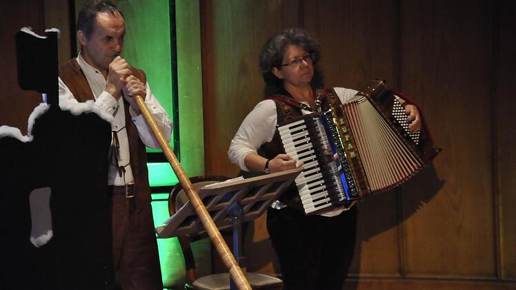 Mit Alphorn und Akkordeon - die Spessart Spielleut.  Foto: Peter Klopf