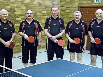 Ohne Niederlage wurde die dritte Herrenmannschaft des TTC Alexanderhütte Meister in der Kreisliga mit 4er-Teams. Unser Bild zeigt das erfolgreiche Team mit (von links) Fritz Böhm, Armin Manet, Hubert Volk, Wolfgang Volk und Gerhard Heinz. Foto: privat