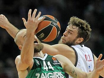Die freien Bälle landeten fast ausschließlich bei Zalgiris: Hier zieht Nicolo Melli (r.) gegen Antanas Kavaliauskas den Kürzeren. Foto: Valda Kalnina/epa