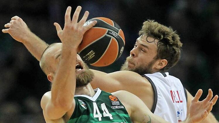 Die freien Bälle landeten fast ausschließlich bei Zalgiris: Hier zieht Nicolo Melli (r.) gegen Antanas Kavaliauskas den Kürzeren. Foto: Valda Kalnina/epa