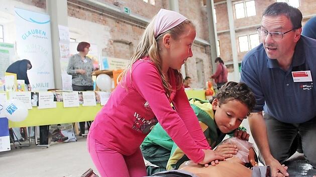 Beim ersten Kinder- und Jugendgesundheitstag 2015 konnten die Kinder lernen, wie eine richtige Reanimation funktioniert.  Foto: Veronika Schadeck