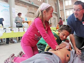 Beim ersten Kinder- und Jugendgesundheitstag 2015 konnten die Kinder lernen, wie eine richtige Reanimation funktioniert.  Foto: Veronika Schadeck