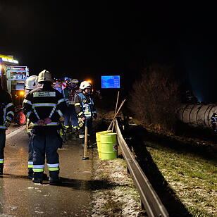 A9 bei Nürnberg: Gefahrengut-Lkw landet im Graben