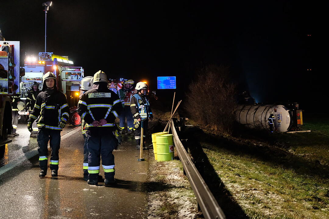 A9 bei Nürnberg: Gefahrengut-Lkw landet im Graben