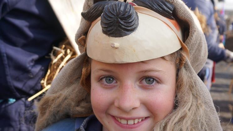 Wird die Maske einmal gelüftet, ist so ein Oberelsbacher Strohmann gar  nicht mehr so gefährlich. Foto: Marion Eckert