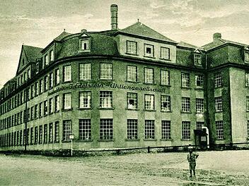 Dominant wirkte das Edelstein-Gebäude an der Bundesstraße 173. Die Aufnahme entstand etwa um 1940. Repro: Gerd Fleischmann